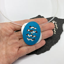 Kép betöltése a galériamegjelenítőbe: Hullámzás nyaklánc Nr.3 ezüst fülbevalóval
