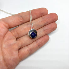 Kép betöltése a galériamegjelenítőbe: Univerzum ezüst medál lápisz lazulival
