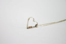 Kép betöltése a galériamegjelenítőbe: Szív bogyókkal ezüst medál lánccal RENDELHETŐ