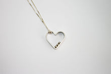 Kép betöltése a galériamegjelenítőbe: Szív bogyókkal ezüst medál lánccal RENDELHETŐ