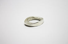 Kép betöltése a galériamegjelenítőbe: Látszat és valóság modern unisex ezüst gyűrű medál