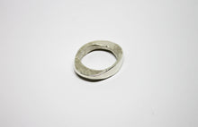 Kép betöltése a galériamegjelenítőbe: Látszat és valóság modern unisex ezüst gyűrű medál