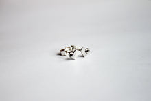 Kép betöltése a galériamegjelenítőbe: Szív ezüst bedugós fülbevaló bogyós
