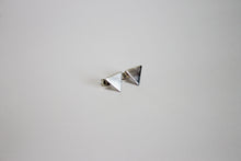 Kép betöltése a galériamegjelenítőbe: GEOM háromszög ezüst bedugós fülbevaló fényes RENDELHETŐ
