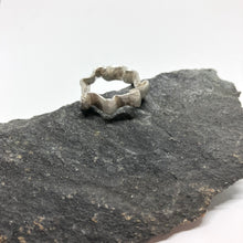 Kép betöltése a galériamegjelenítőbe: Flow ezüst gyűrű 53-54-es méret
