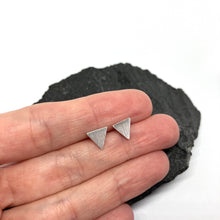 Kép betöltése a galériamegjelenítőbe: GEOM háromszög ezüst bedugós fülbevaló
