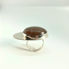 Kép betöltése a galériamegjelenítőbe: Barna holdkő ezüst gyűrű
