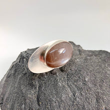 Kép betöltése a galériamegjelenítőbe: Barna holdkő ezüst gyűrű
