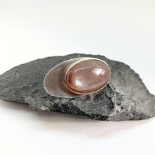 Kép betöltése a galériamegjelenítőbe: Barna holdkő ezüst gyűrű
