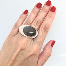 Kép betöltése a galériamegjelenítőbe: Barna holdkő ezüst gyűrű
