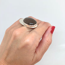 Kép betöltése a galériamegjelenítőbe: Barna holdkő ezüst gyűrű

