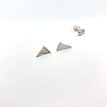 Kép betöltése a galériamegjelenítőbe: Esőcseppek - Háromszög ezüst bedugós fülbevaló
