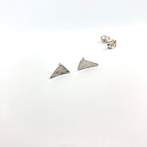 Esőcseppek - Háromszög ezüst bedugós fülbevaló