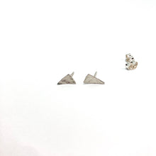 Kép betöltése a galériamegjelenítőbe: Esőcseppek - Háromszög ezüst bedugós fülbevaló
