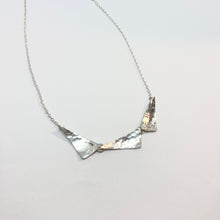 Kép betöltése a galériamegjelenítőbe: Esőcseppek - Háromszög ezüst nyaklánc
