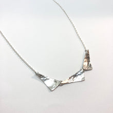 Kép betöltése a galériamegjelenítőbe: Esőcseppek - Háromszög ezüst nyaklánc
