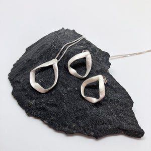 Flow drop silver stud earrings