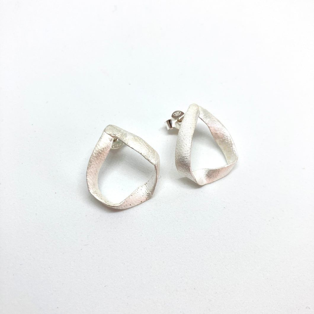 Flow drop silver stud earrings