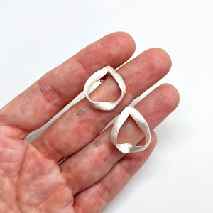 Flow drop silver stud earrings