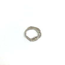 Kép betöltése a galériamegjelenítőbe: Flow ezüst gyűrű 48-as méret
