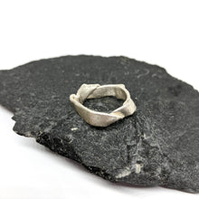 Kép betöltése a galériamegjelenítőbe: Flow ezüst gyűrű 50-es méret
