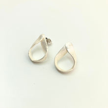 Load image into Gallery viewer, Flow drop silver stud earrings
