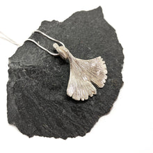 Kép betöltése a galériamegjelenítőbe: Ginkgo nagy ezüst medál nyaklánccal
