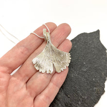 Kép betöltése a galériamegjelenítőbe: Ginkgo nagy ezüst medál nyaklánccal
