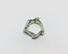 Kép betöltése a galériamegjelenítőbe: Flow ezüst gyűrű 52-es méret
