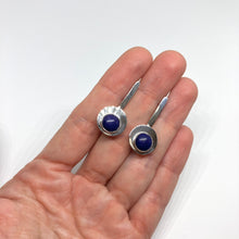 Kép betöltése a galériamegjelenítőbe: Univerzum ezüst fülbevaló lápisz lazulival
