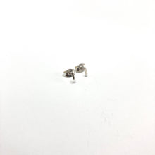Kép betöltése a galériamegjelenítőbe: Vonal mini ezüst bedugós fülbevaló
