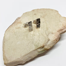 Kép betöltése a galériamegjelenítőbe: Esőcseppek - Sáv ezüst bedugós fülbevaló
