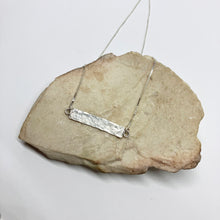 Kép betöltése a galériamegjelenítőbe: Esőcseppek - Sáv ezüst nyaklánc RENDELHETŐ
