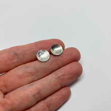 Kép betöltése a galériamegjelenítőbe: Esőcseppek - Tó ezüst bedugós fülbevaló
