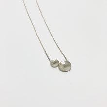 Kép betöltése a galériamegjelenítőbe: Esőcseppek - Tó ezüst nyaklánc
