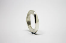 Kép betöltése a galériamegjelenítőbe: Látszat és valóság modern unisex ezüst gyűrű medál
