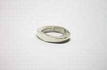 Kép betöltése a galériamegjelenítőbe: Látszat és valóság modern unisex ezüst gyűrű medál
