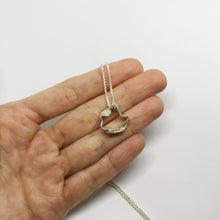 Kép betöltése a galériamegjelenítőbe: Flow ezüst medál nyaklánc
