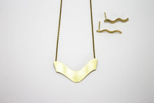 Load image into Gallery viewer, Waves minimal set brass petite

