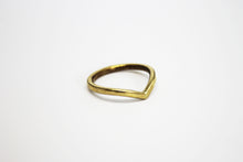 Load image into Gallery viewer, V minimal brass ring
