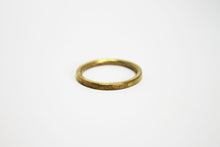 Kép betöltése a galériamegjelenítőbe: Rusztikus, minimál sárgaréz gyűrű
