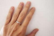 Kép betöltése a galériamegjelenítőbe: V vonalú ezüst gyűrű

