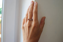 Kép betöltése a galériamegjelenítőbe: Minimál ezüst gyűrű karneollal
