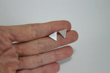 Kép betöltése a galériamegjelenítőbe: GEOM háromszög ezüst bedugós fülbevaló fényes RENDELHETŐ
