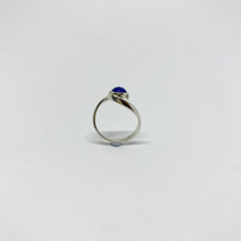 Kép betöltése a galériamegjelenítőbe: Ölelés ezüst gyűrű lápisz lazulival
